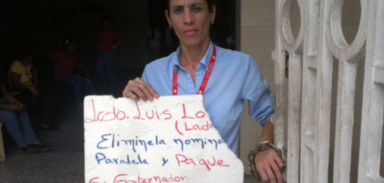 Mujer se encadena en Corposalud Aragua ante incumplimiento de pago