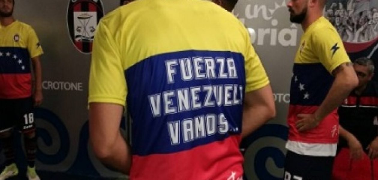 Equipo Crotone usó una camisa en honor a Venezuela