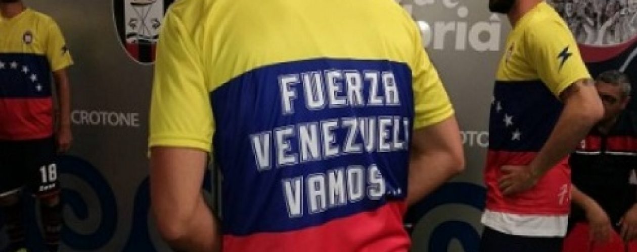 Equipo Crotone usó una camisa en honor a Venezuela