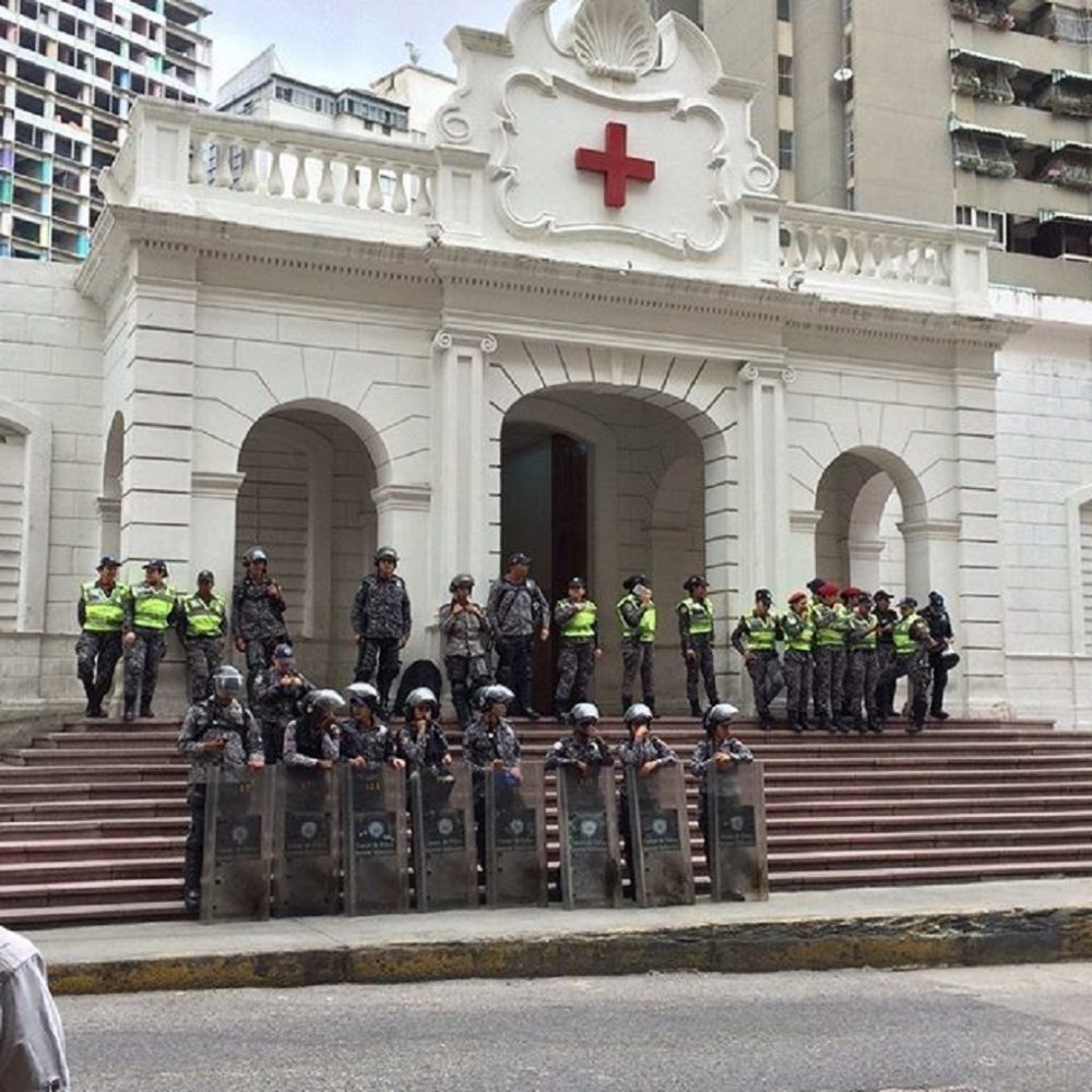 PNB permanece en la Cruz Roja para impedir protesta