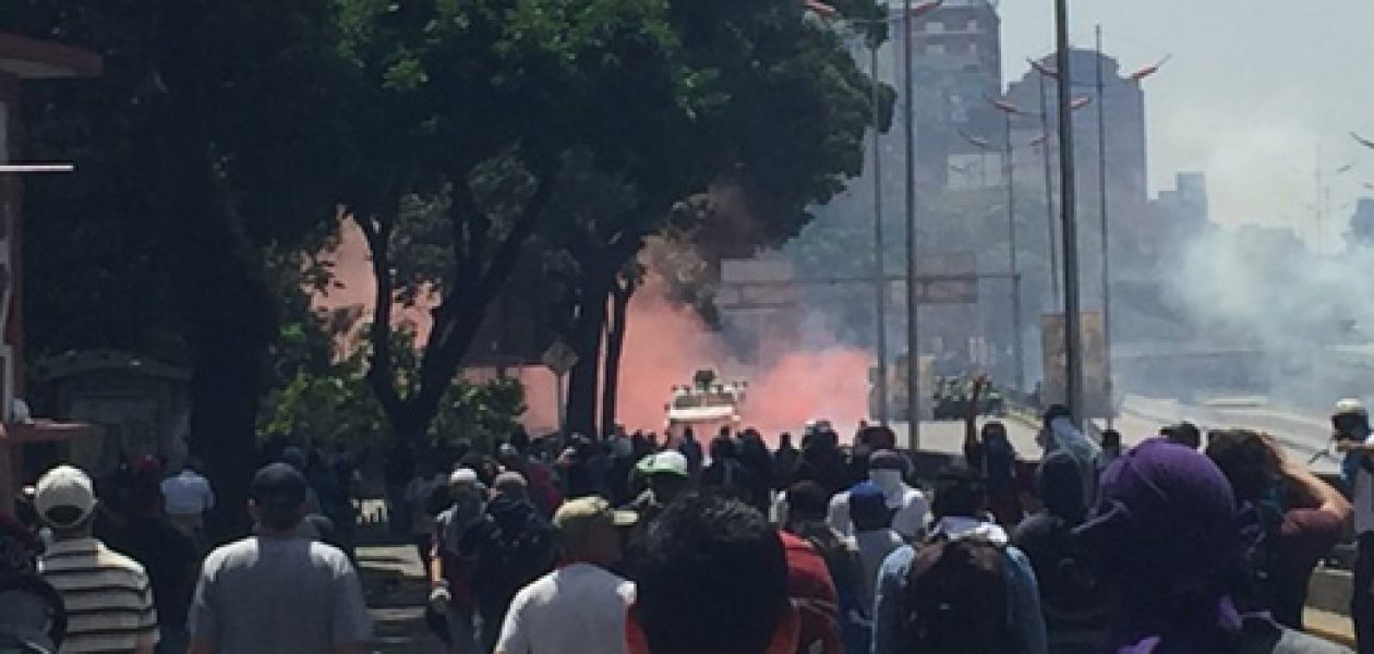 GNB y PNB atacan marcha hacia la Defensoría del Pueblo Venezuela