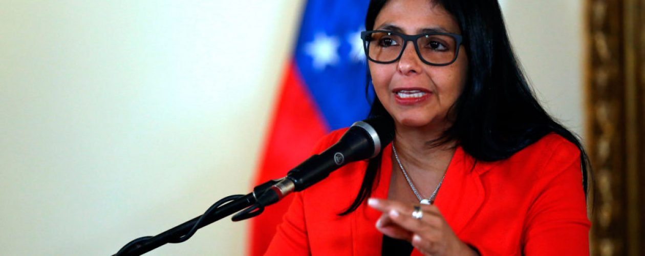 Delcy Rodríguez acusa a Julio Borges de amenazar a Maduro