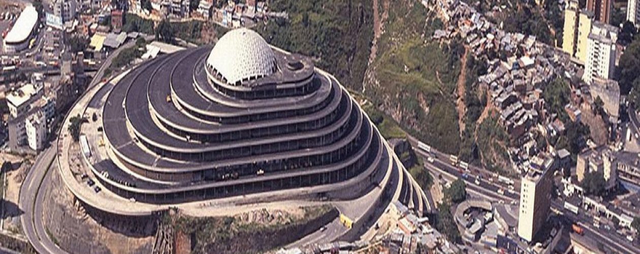 Madres de detenidos realizan vigilia a las afueras de El Helicoide