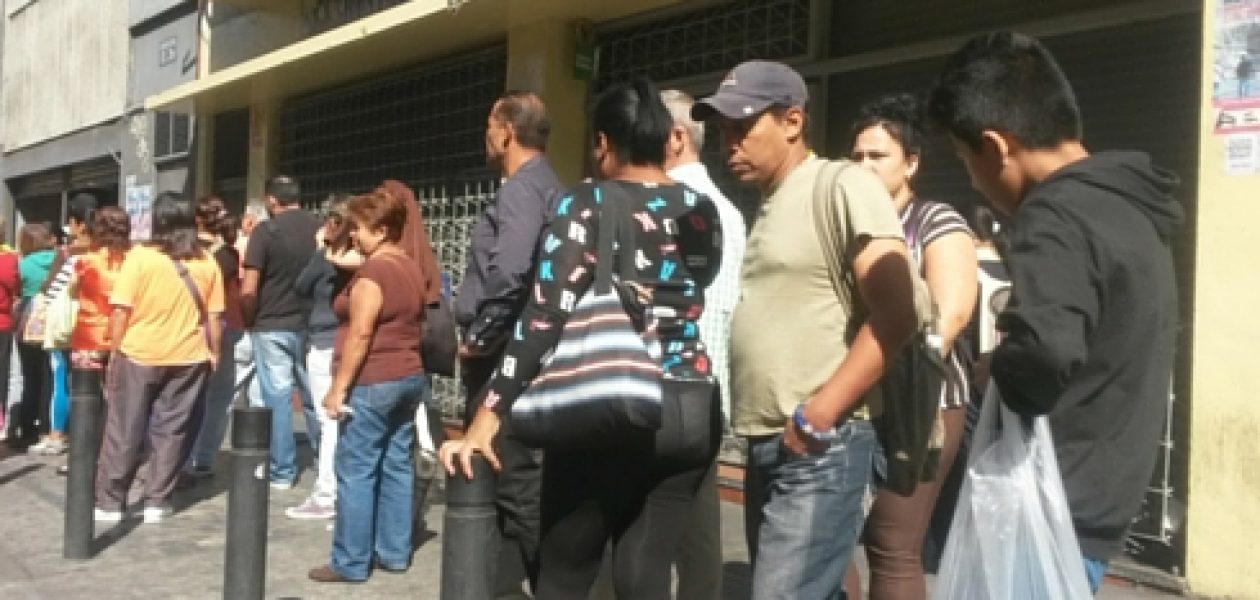 Venezolanos siguen haciendo colas y mientras los diputados debaten