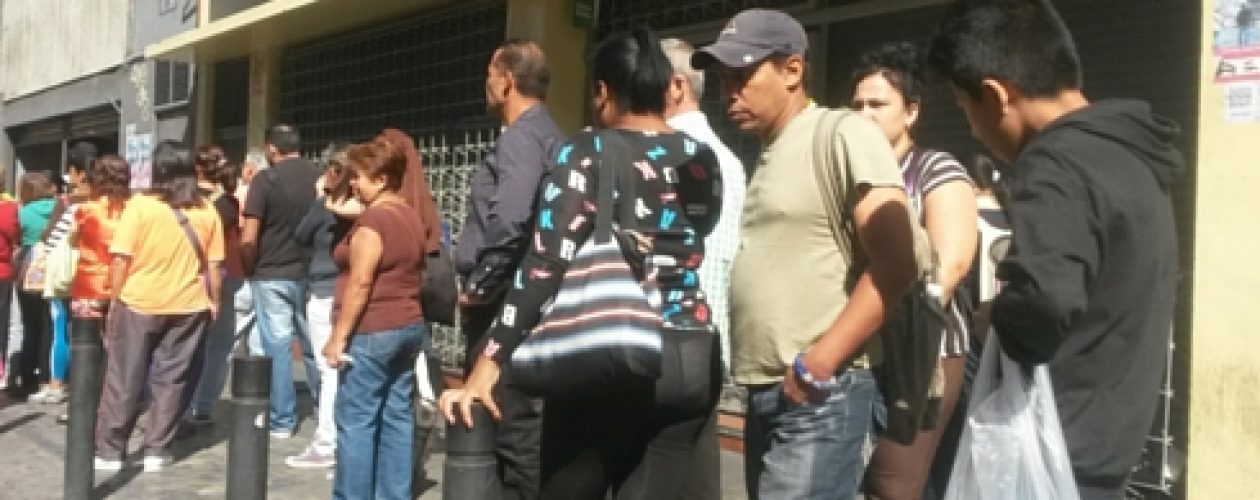 Venezolanos siguen haciendo colas y mientras los diputados debaten