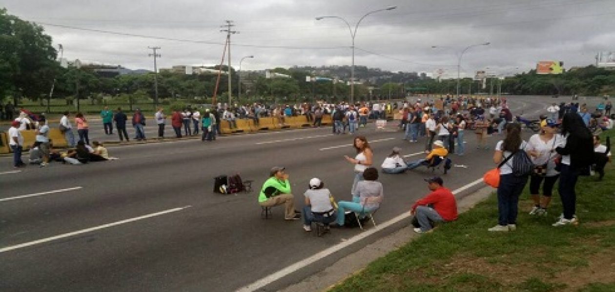 Ciudadanos amanecieron en el distribuidor Altamira para el “Gran Plantón”