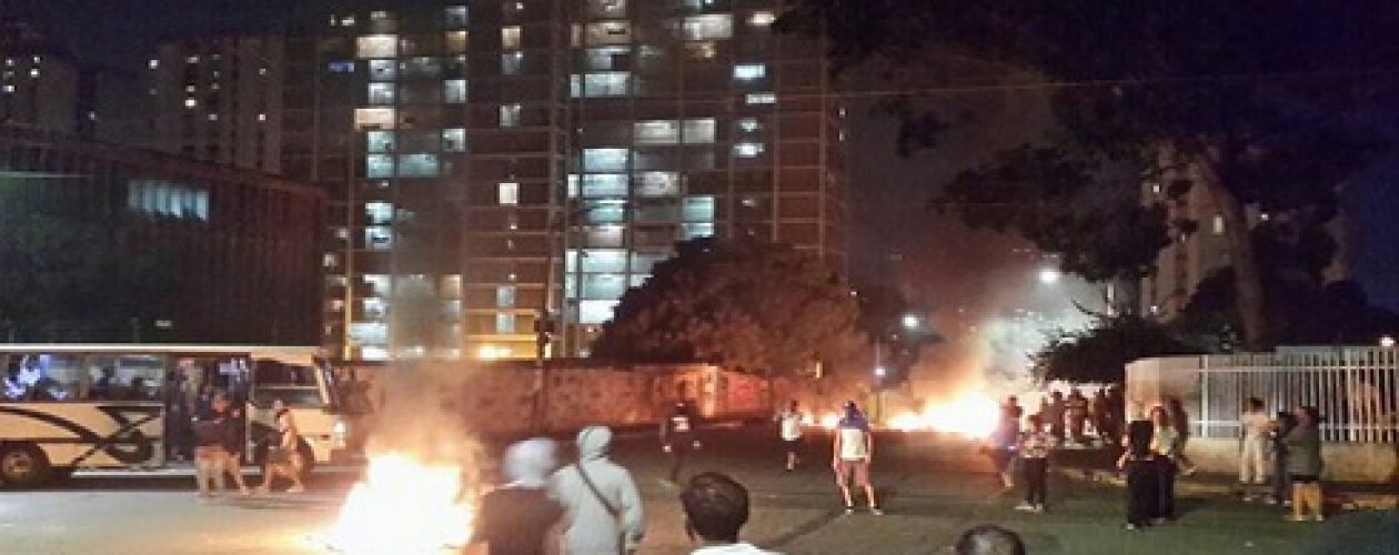 Disturbios en Caracas protagonizan la noche de este jueves