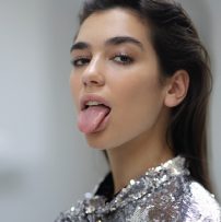 Dua Lipa tendrá el acto principal de la ceremonia final de la Champions