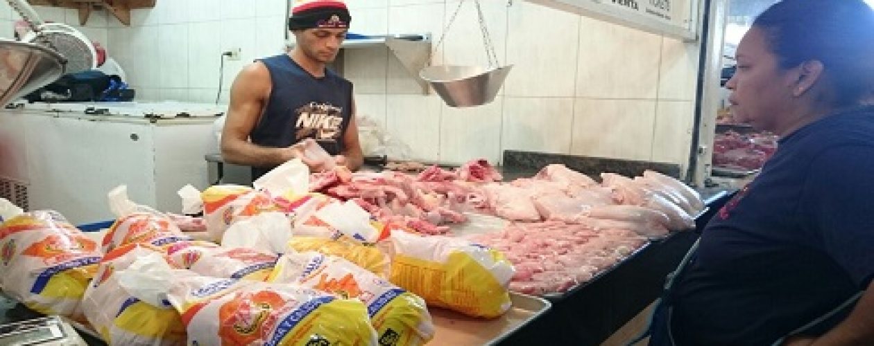 Hambre en Venezuela: patas de pollo y huesos entran dentro del menú