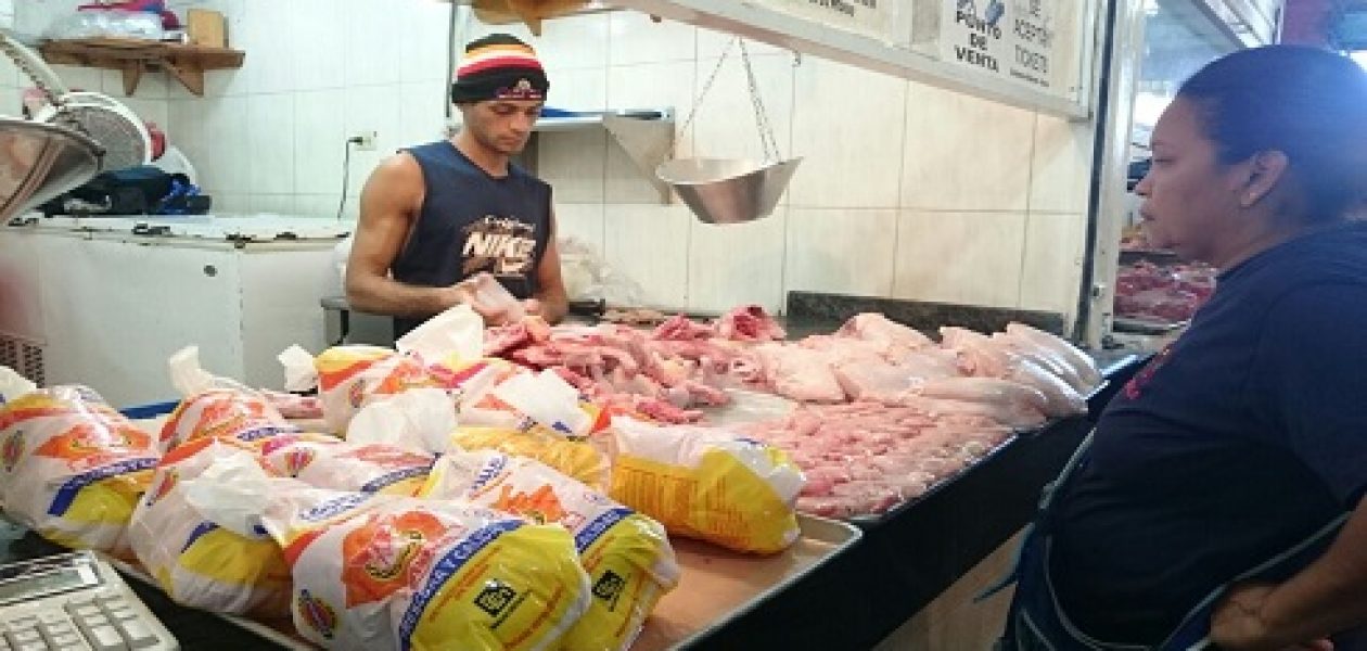Hambre en Venezuela: patas de pollo y huesos entran dentro del menú