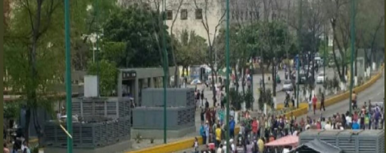 Venezolana desesperada en protesta de El Valle: «Uno se enferma y se muere para la mierda» (Vídeo)