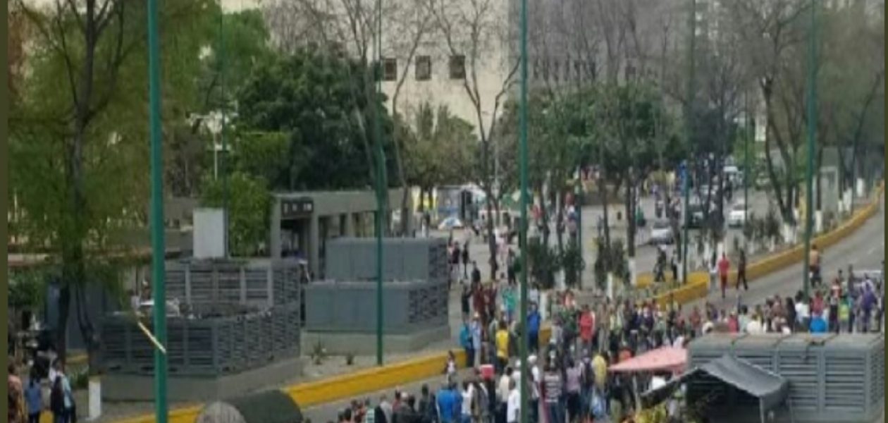 Venezolana desesperada en protesta de El Valle: «Uno se enferma y se muere para la mierda» (Vídeo)