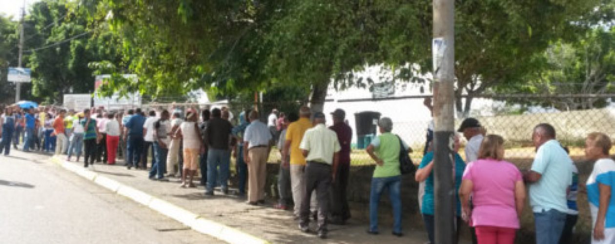 Falta de miembros de mesa retrasa votaciones en Guayana
