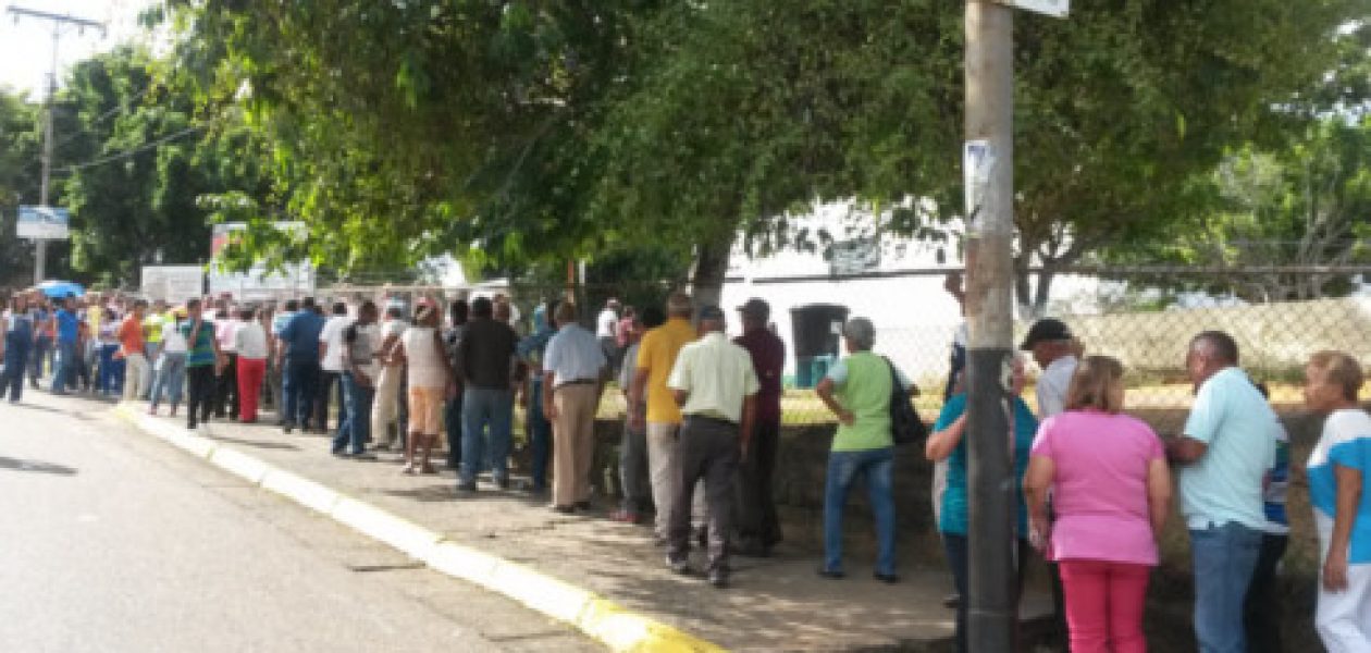 Falta de miembros de mesa retrasa votaciones en Guayana