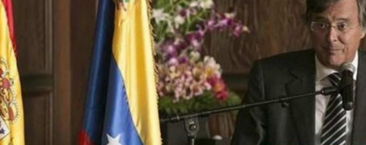 España ordena retorno de su embajador en Venezuela