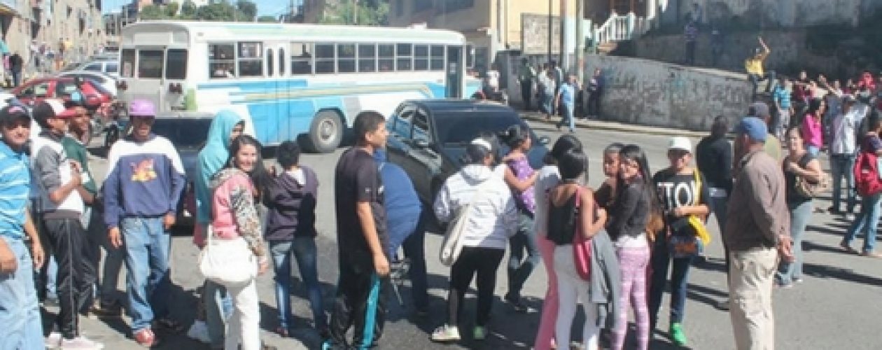 Escasez de comida desató protestas y saqueos en Los Teques