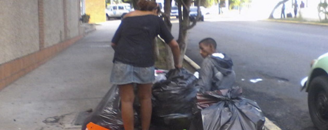 Escasez en Venezuela: Comer de la basura se ha hecho viral