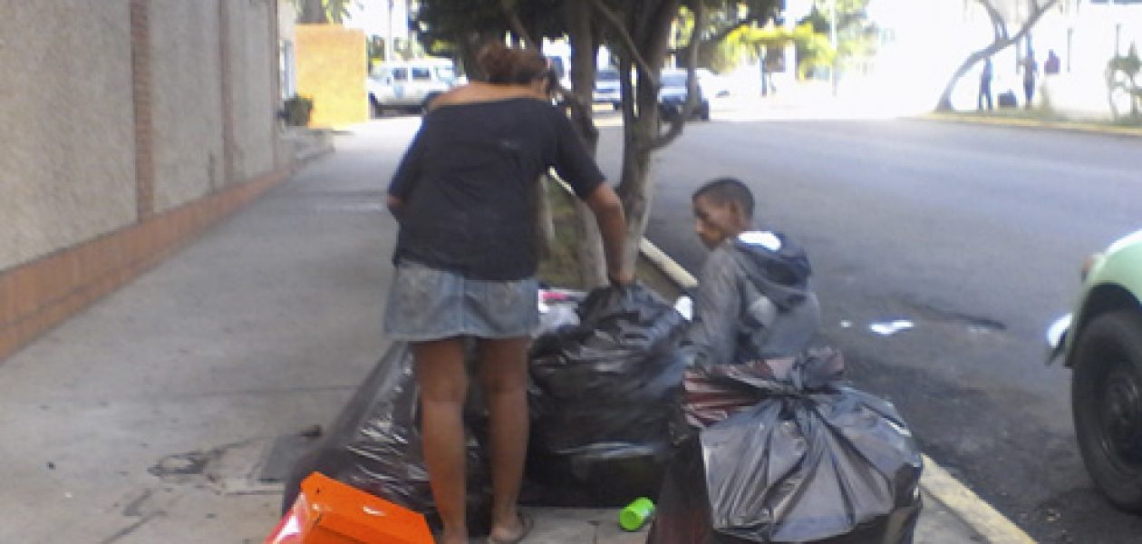 Escasez en Venezuela: Comer de la basura se ha hecho viral