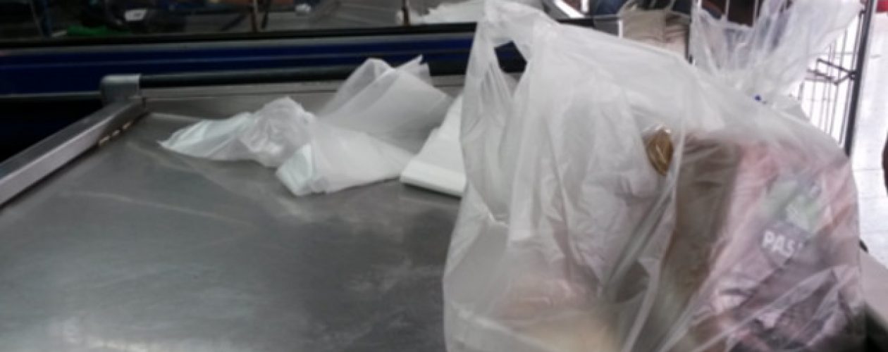 Supermercados venden las bolsas plásticas por altos costos