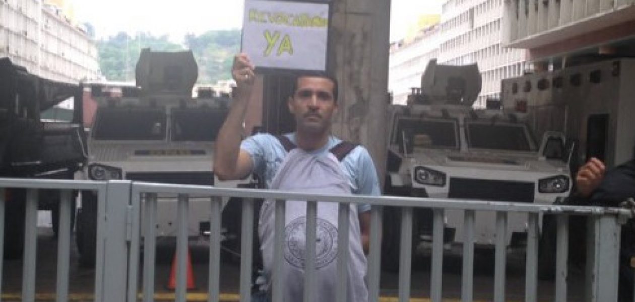 Liberan a estudiante de la UCV tras ser detenido en el CNE