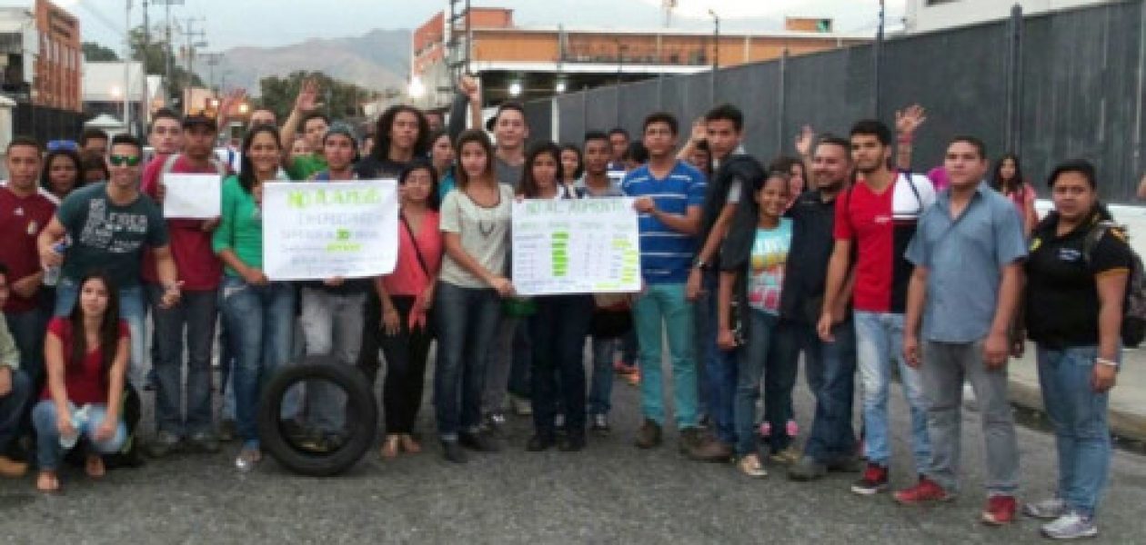 Estudiantes declaran guerra contra alza en matricula universitaria