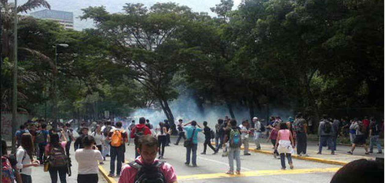 Estudiantes reprimidos durante protesta en la UCV por inseguridad