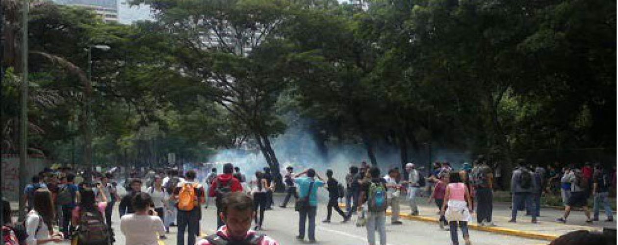 Estudiantes reprimidos durante protesta en la UCV por inseguridad