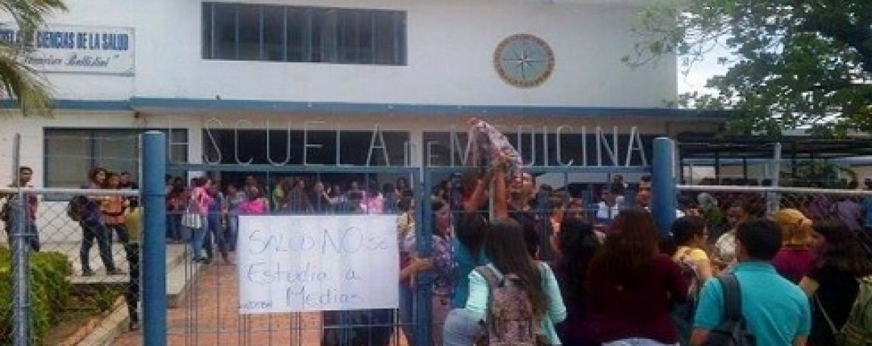 Estudiantes de la UDO Bolívar mantienen toma del Decanato