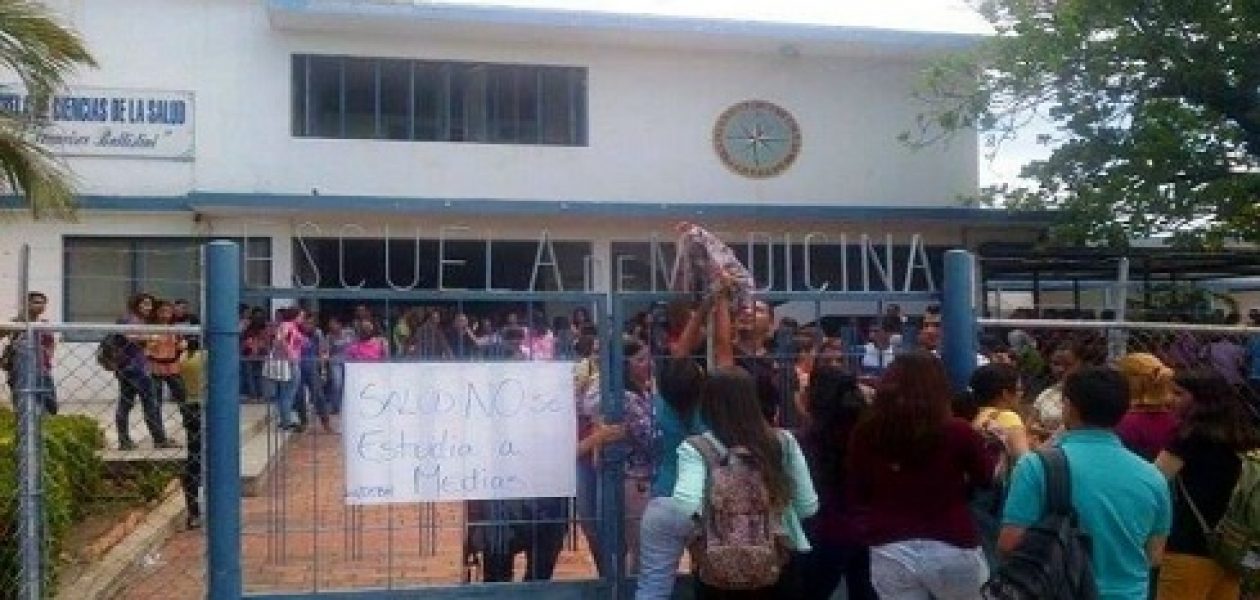 Estudiantes de la UDO Bolívar mantienen toma del Decanato