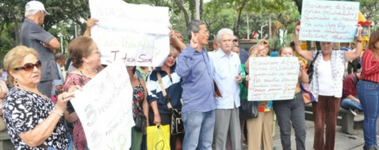 ¡Solicitan respuestas! Exempleados públicos reclaman jubilaciones prometidas por Chávez