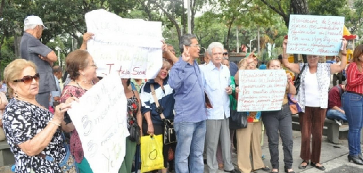 ¡Solicitan respuestas! Exempleados públicos reclaman jubilaciones prometidas por Chávez