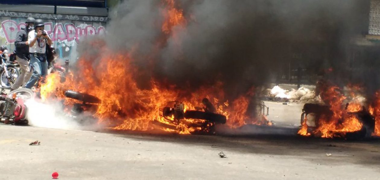 Explosión en Altamira incendia siete motos y deja cuatro policías heridos