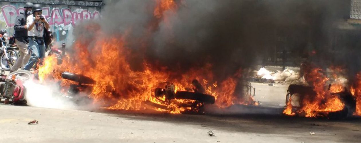 Explosión en Altamira incendia siete motos y deja cuatro policías heridos