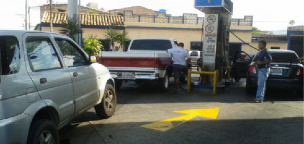 Gasolina de contrabando: Con mangueras pasan el combustible a Colombia