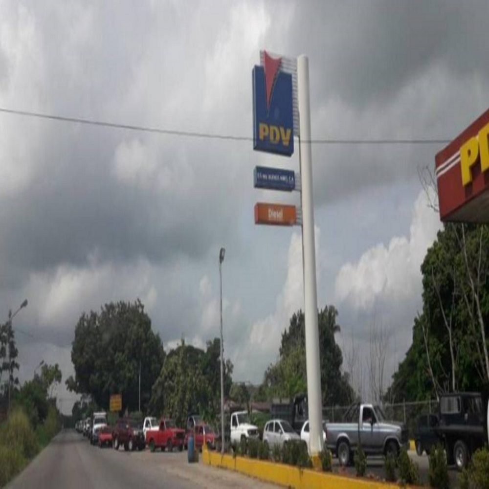 Colas de gasolina en San Cristobal siguen creciendo