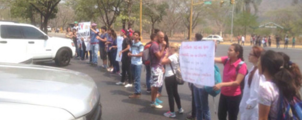 Silencio del Gobernador de Aragua mantiene protesta de estudiantes