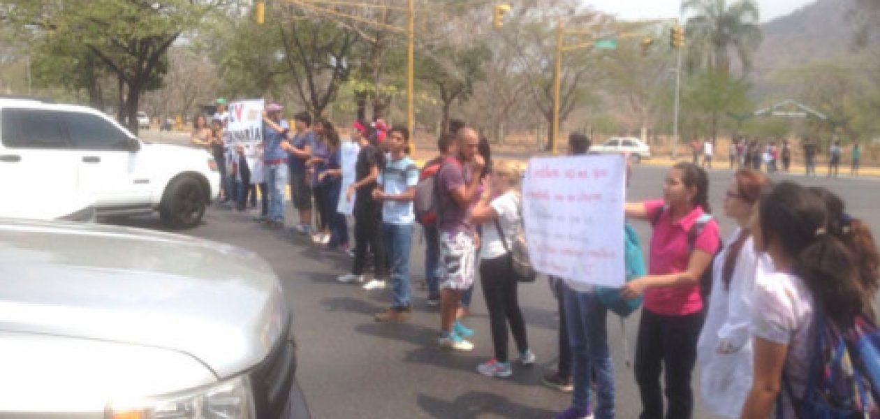 Silencio del Gobernador de Aragua mantiene protesta de estudiantes