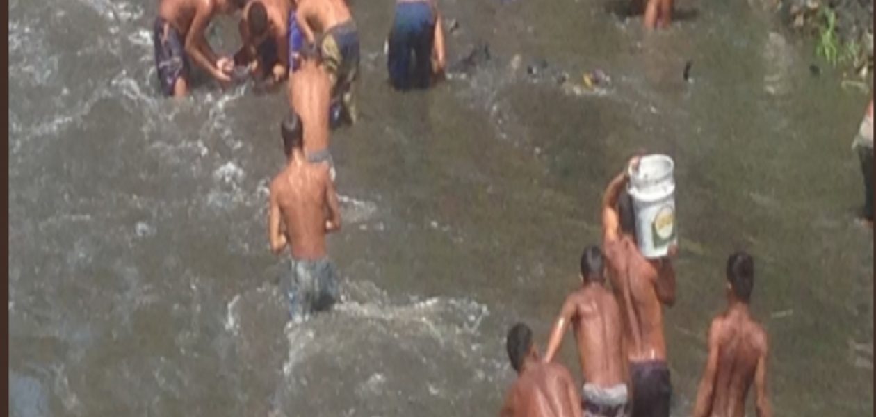 50 personas se lanzaron al Guaire para revisar la basura y encontrar que comer (Vídeo)