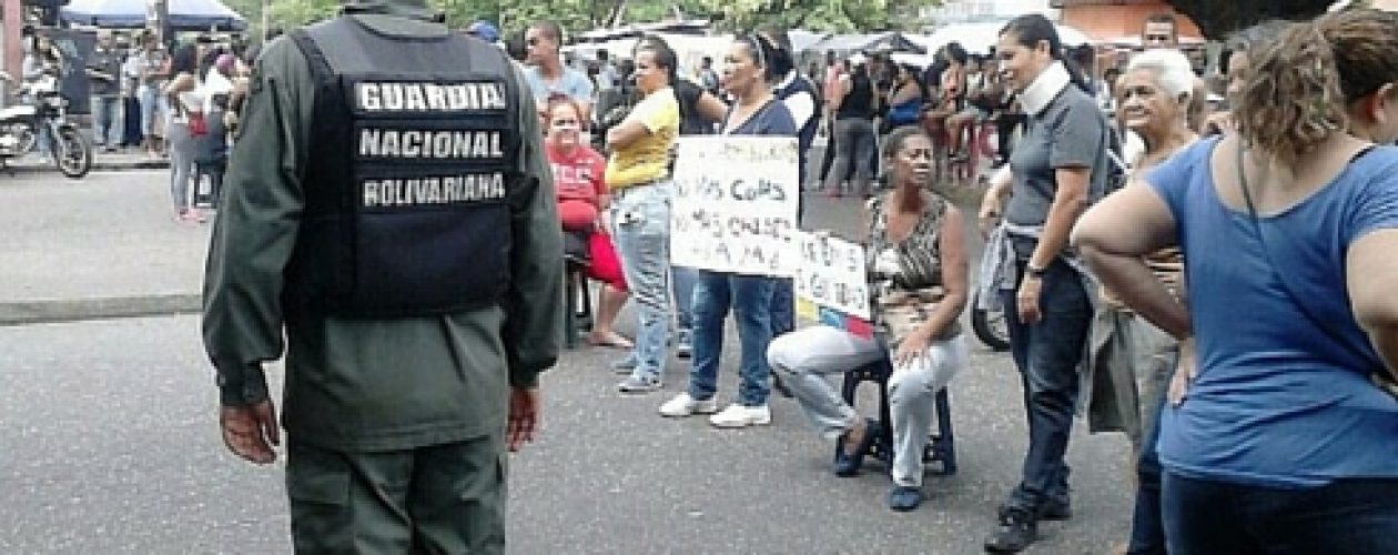 Protestan en Guarenas exigiendo comida y seguridad