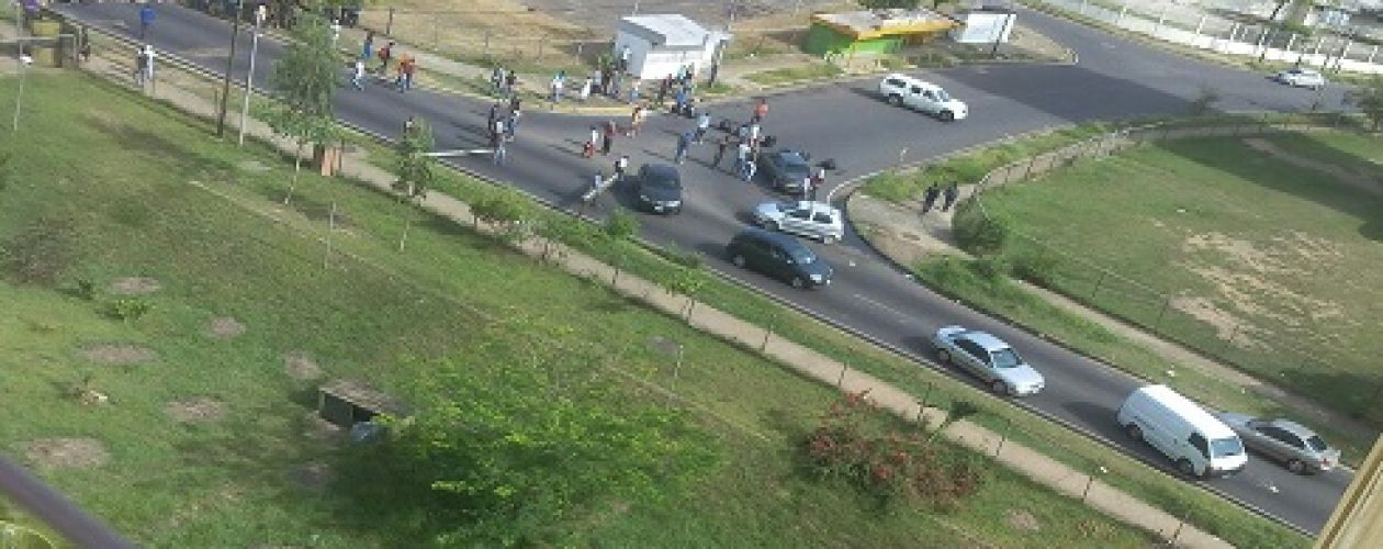 Vuelven las guarimbas en Guayana en protesta contra Maduro