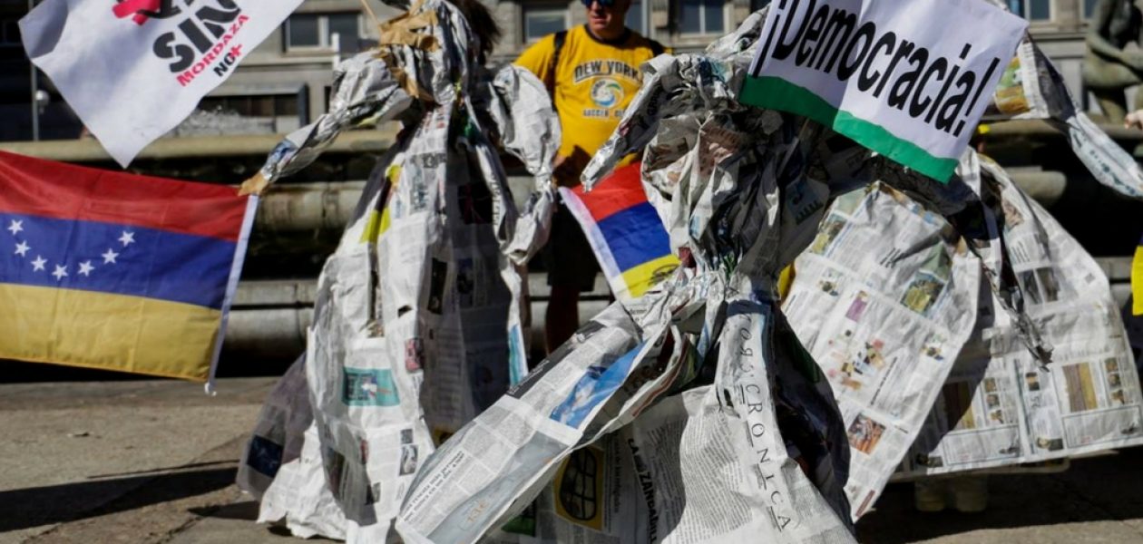Arte y protesta: Venezolanos en Madrid representan a los “guerreros de franela”
