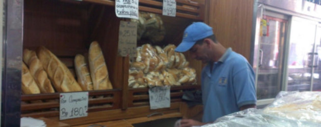 Panaderías se prestan harina de trigo para subsistir hasta marzo