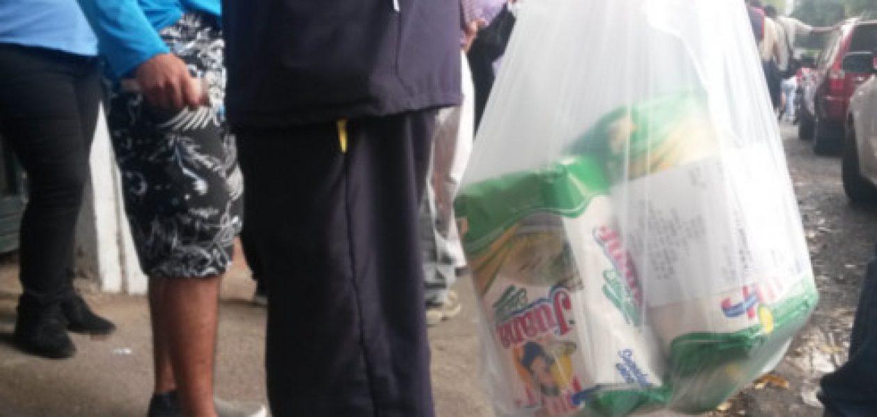 Venezolanos rinden la harina pan con otros cereales ante escasez