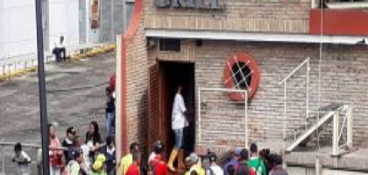 Se filtran imágenes de personas esperando a las afueras de restaurante para comerse la basura (FOTOS)