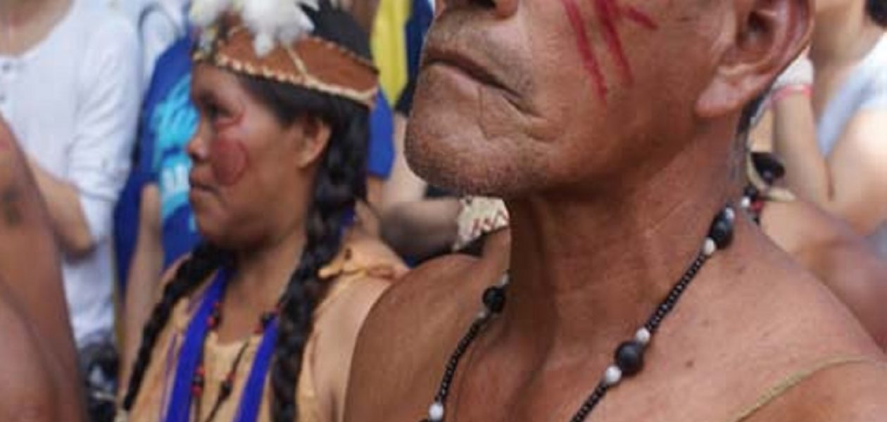 Indígenas yanomami hacen de todo para sobrevivir