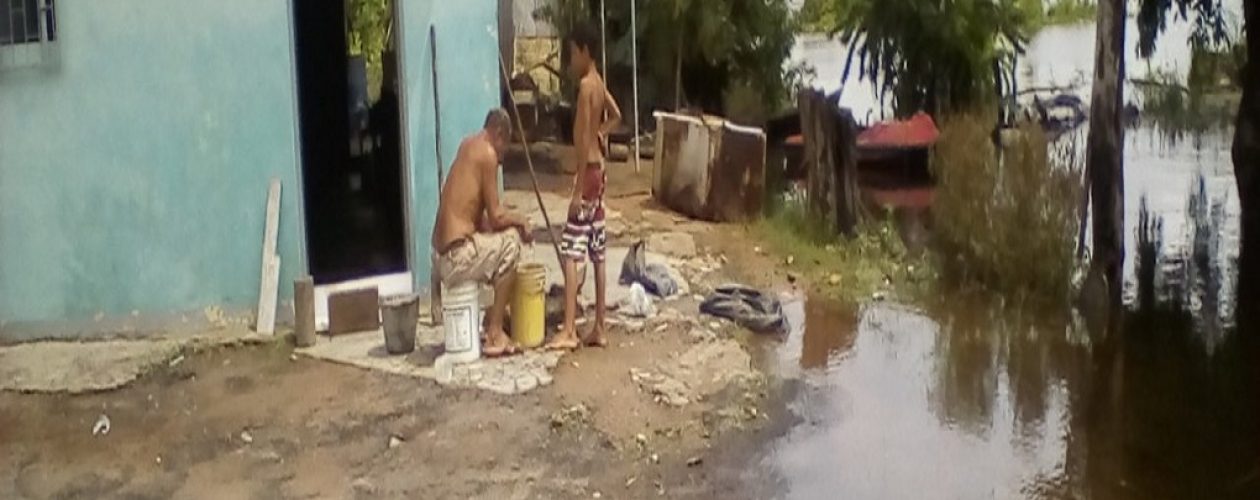 Lluvias y crecida del río arrecian inundaciones en Guayana