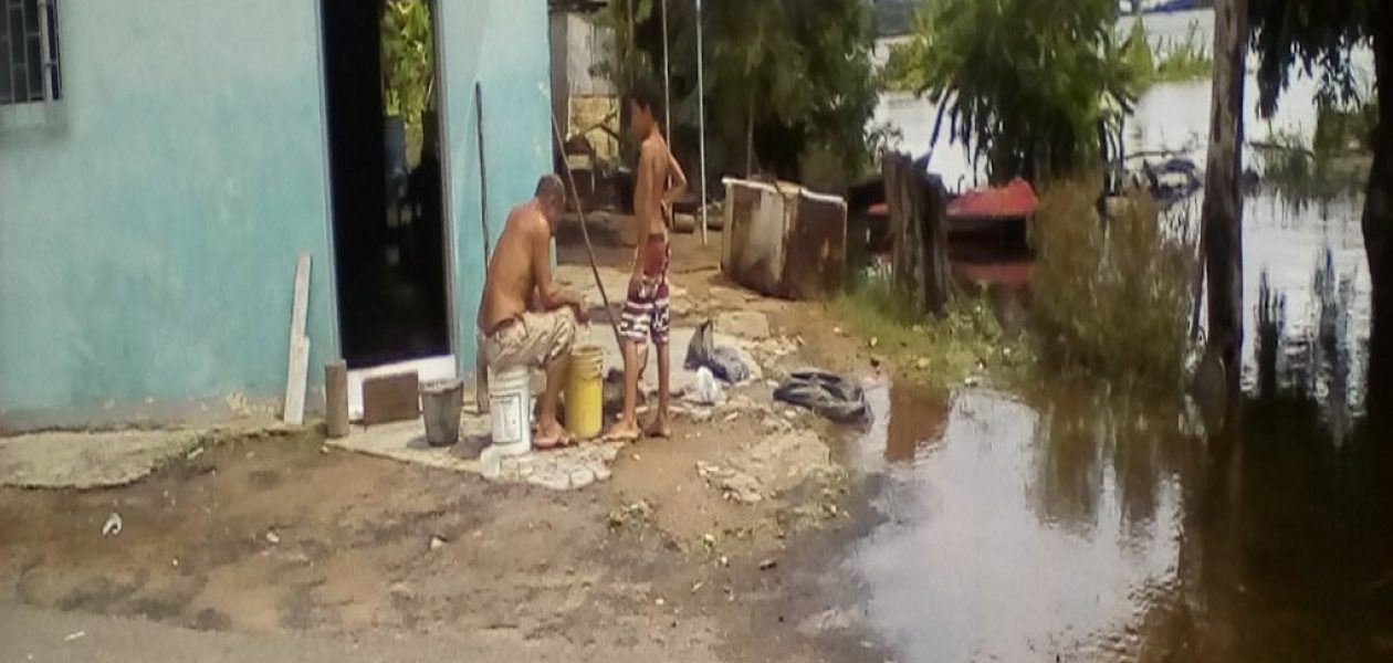 Lluvias y crecida del río arrecian inundaciones en Guayana