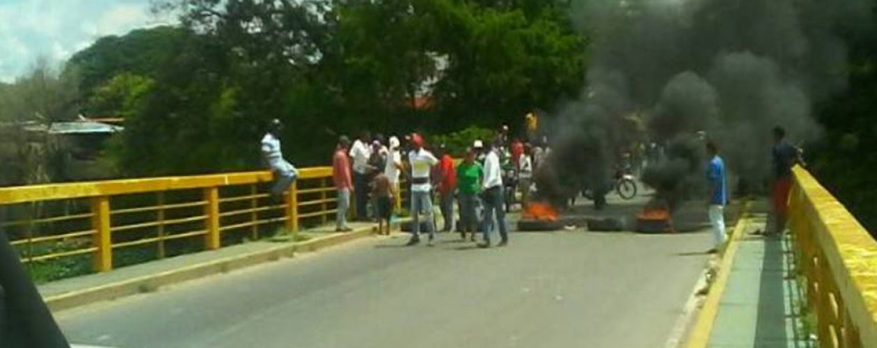 Grupos chavistas agreden a candidato opositor en Apure