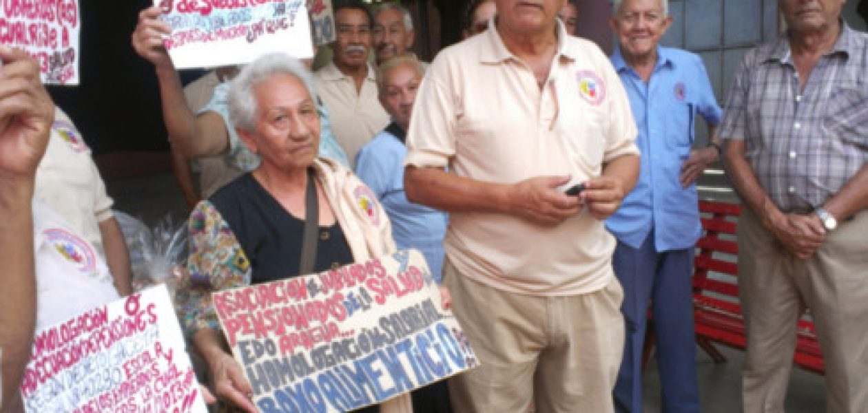 Jubilados de la salud devengan medio sueldo mínimo