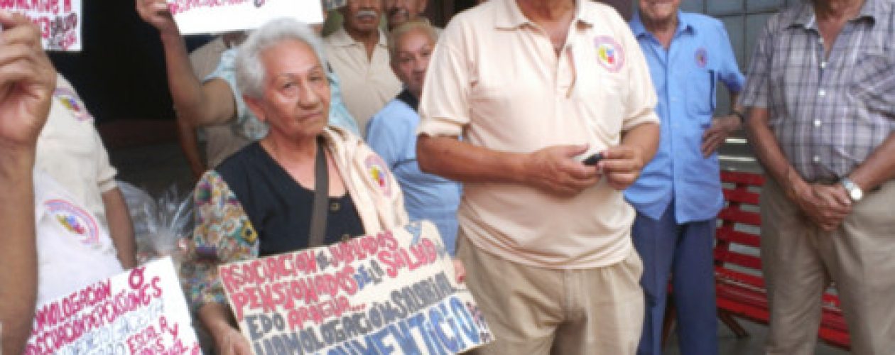 Jubilados de la salud devengan medio sueldo mínimo